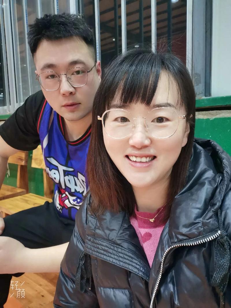 发现男友手机里的隐藏空间，存着和我妈年轻时的合照
