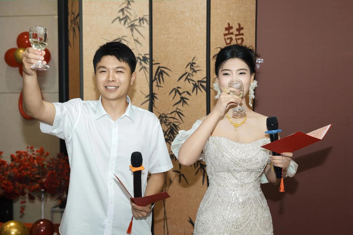 参加前任的订婚宴，准新娘突然说我是她的亲生女儿