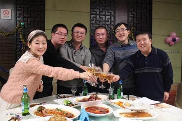 参加同学会,当年最穷的同学成了慈善家