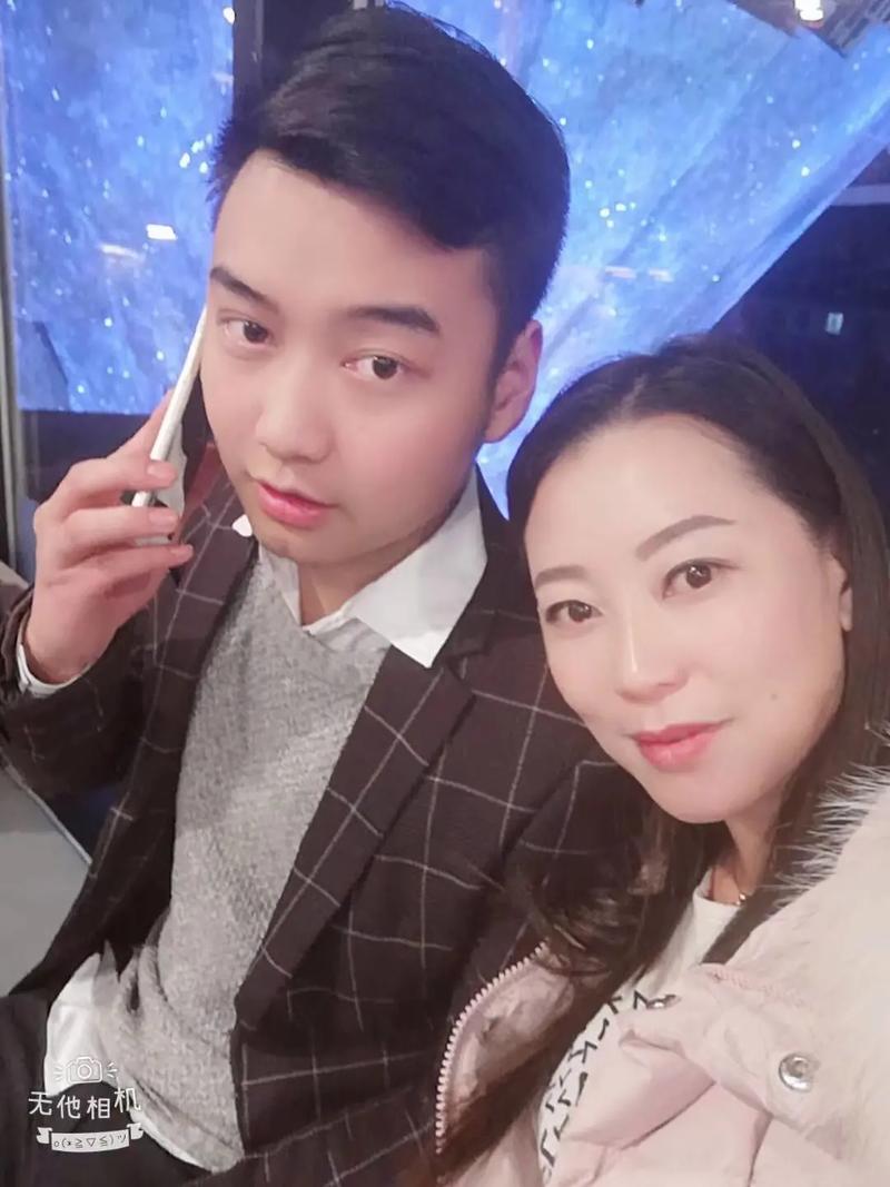 发现男友手机里的隐藏相册,全是他和我妈的合影