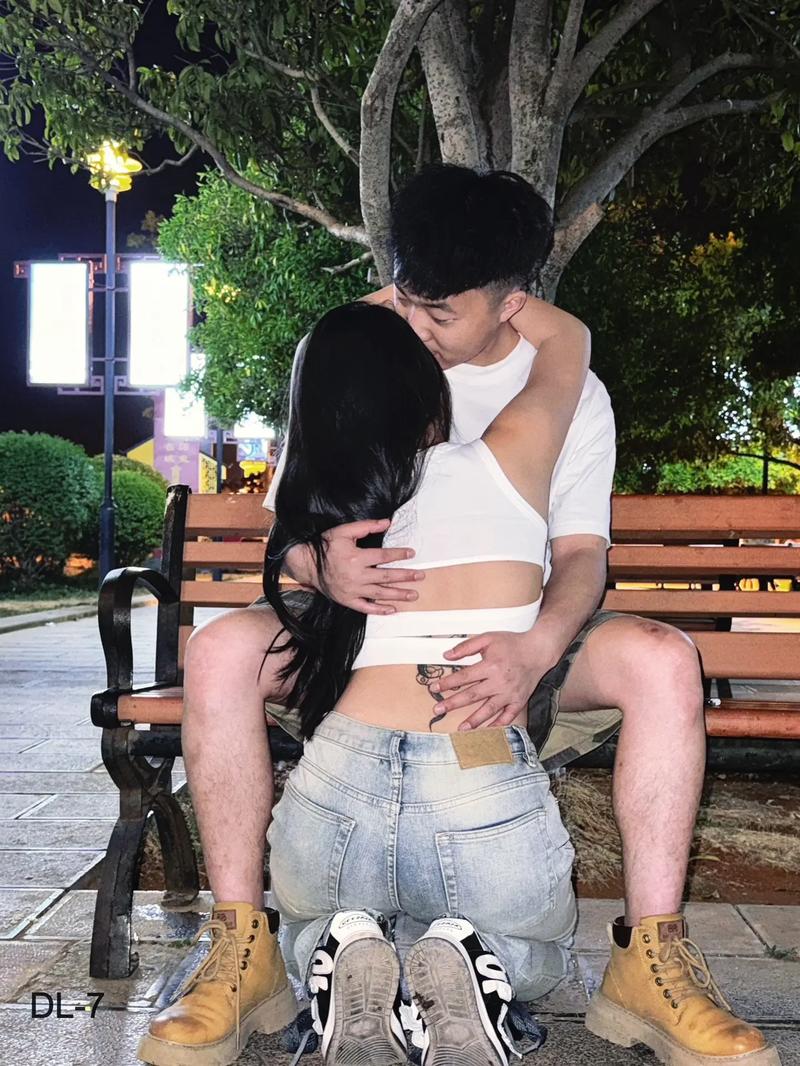 发现男友手机里的隐藏相册，全是他和不同女人的亲密照