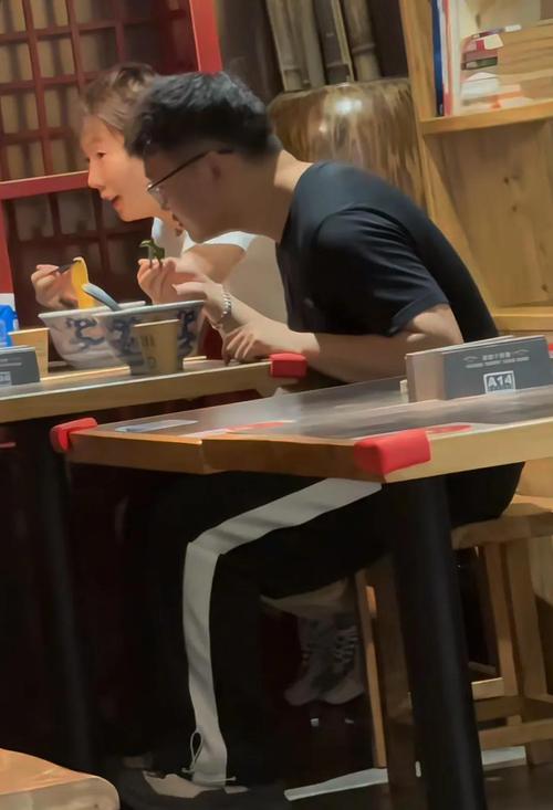 被公司派去出差，在机场撞见暗恋的学长和别人求婚