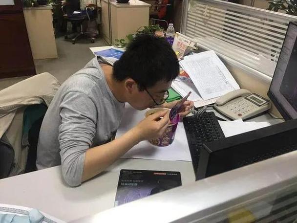 深夜加班，办公室监控拍到同事的脸突然扭曲