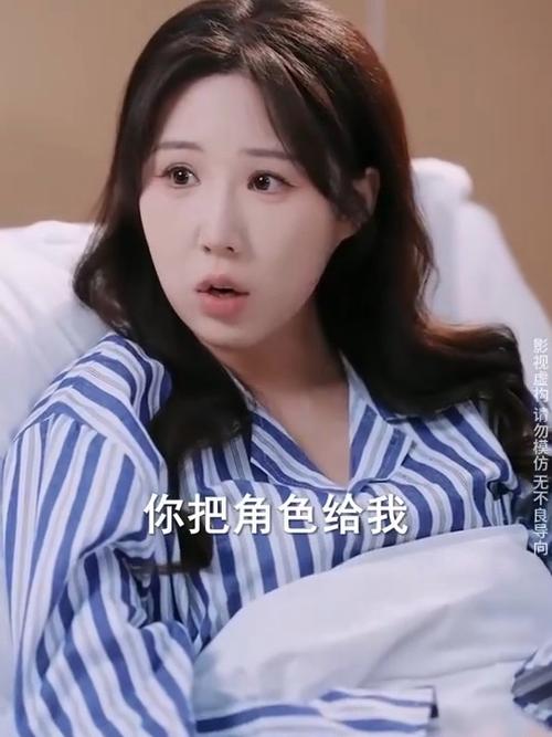 替身演员意外走红，顶流小生跪求我当替身