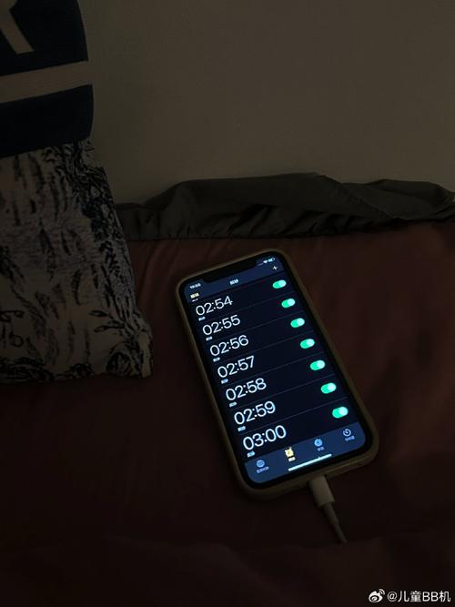 搬进新家，每晚床头的闹钟都会自动调到凌晨三点