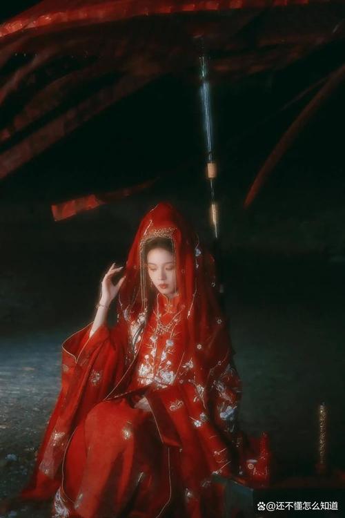 被当成祭品献给河神后，我成了河神新娘