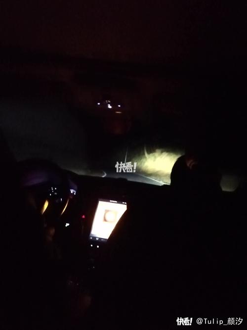 深夜打车，司机的后视镜里出现一张陌生的脸