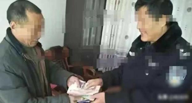 捡到个钱包，失主竟是当红男团成员