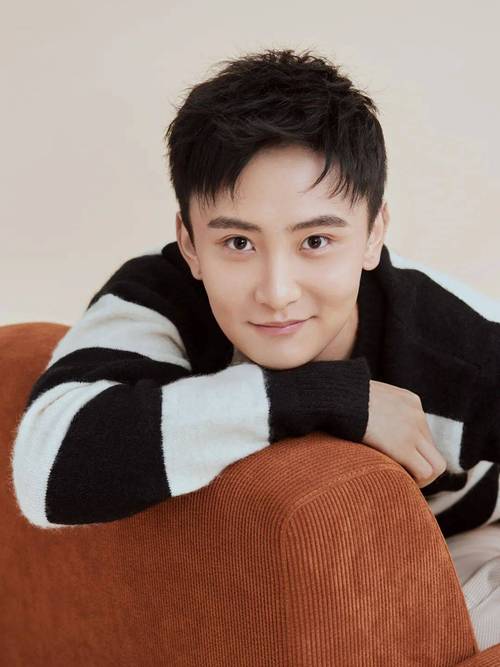 三秒哭戏爆红后，顶流影帝求我当替身