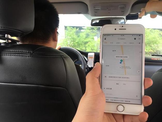 深夜打车，司机后视镜里的脸在不断变换